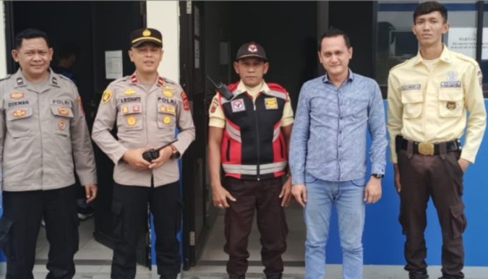 Kapolsek Kasokandel Bersama Bhabinkamtibmas Polsek Kasokandel Jalin Silaturahmi Lewat Door to Door System di PT. Kumkang Tech