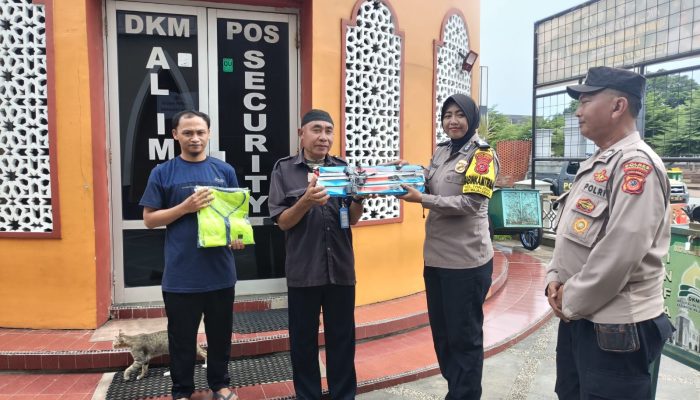 Polsek Majalengka Kota Berikan Sarana Kontak Kepada Security Masjid Al-Imam Majalengka