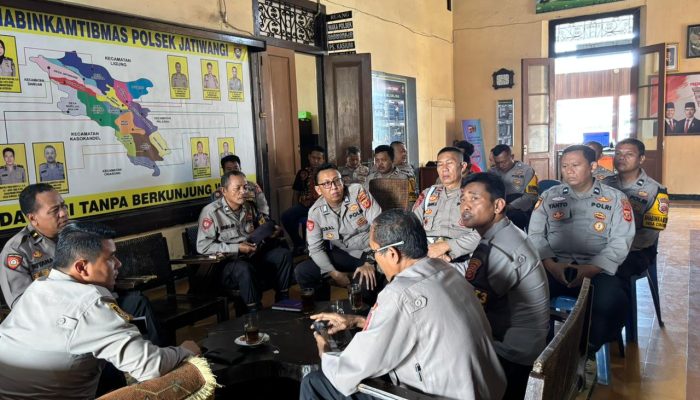 Pimpin Anev Mingguan, Kapolsek Jatiwangi Berikan Arahan dan Semangat Dalam Pelaksanaan Tugas Anggotanya