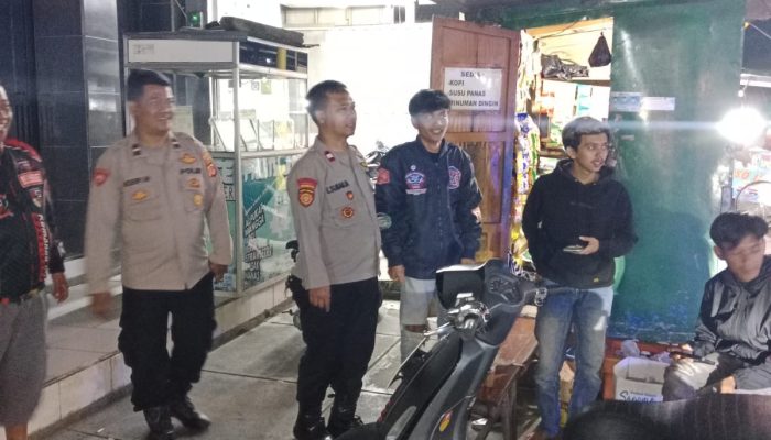 Ciptakan Kamtibmas Kondusif, Personil Polsek Cikijing Aktif Sambangi Warga Saat Malam Hari