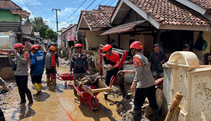 Hari Ke – 3 Tim SAR Satbrimob Polda Jabar Terus Bergerak Laksanakan Recovery Pasca Banjir Bandang Cisolok