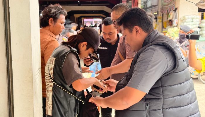 Kolaborasi Polri – TNI Gempur Pasar Sumedang: Pria Pembawa Gelang dari Selongsong Peluru dan Bubuk Kratom Diamankan