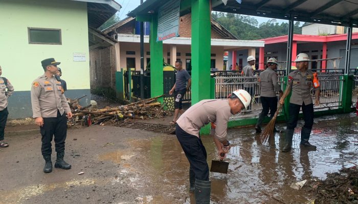 Polsek Banyuresmi Bersama Warga Bersihkan Material Sampah Pasca Banjir di Sungai Cibuyutan