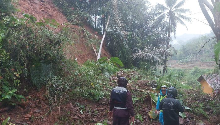Polsek Pakenjeng Polres Garut Cek TKP Longsor Yang Tutupi Akses Jalan Kabupaten