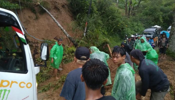Longsor Tutup Jalan, Polsek Banjarwangi Bersama Warga Bersihkan Material