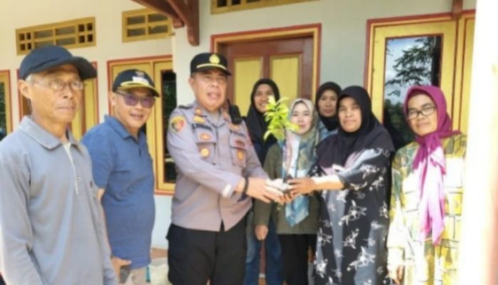 Kapolsek Samarang Bersama Forkopimcam dan Perhutani Tanam Pohon di Lokasi Bekas Longsor