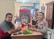 Kapolsek Kasokandel Sapa Warga Saat Jam Makan Siang, Wujudkan Kedekatan Polri dengan Masyarakat