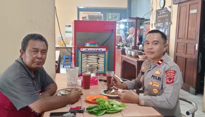 Kapolsek Kasokandel Sapa Warga Saat Jam Makan Siang, Wujudkan Kedekatan Polri dengan Masyarakat