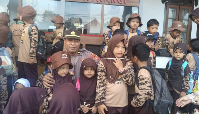 Polisi Sahabat Anak, Jajaran Personil Polsek Jatiwangi Sambut Kunjungan TK Al Manar Desa Burujul Wetan