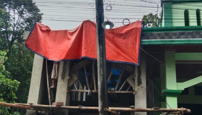 PEMBANGUNAN MESJID NURUL ISLAM TERHAMBAT OLEH TIANG LISTRIK