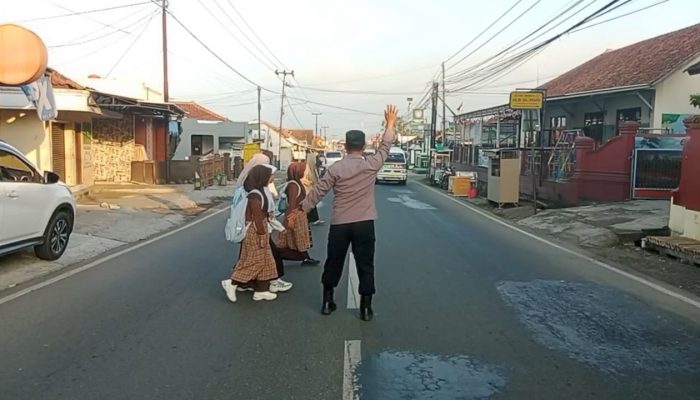 Implementasi Pelayanan Polri, Ps. Panit Samapta l Polsek Cikijing Laksanakan Pengaturan Lalin