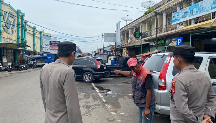 Edukasi Keamanan: Polisi Temui Juru Parkir di Pasar Tradisiona