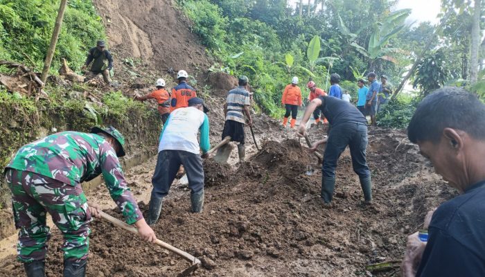Gerak Cepat Babinsa Bersama Warga Bersihkan Material Longsor, Jalan  Penghubung antar Dusun Kembali Terbuka