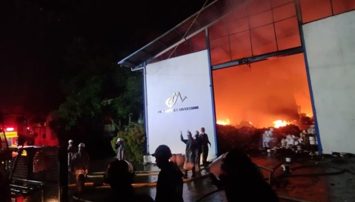 KEBAKARAN DI PT MASTEX JAYA LESTARI CIKANCUNG, KABUPATEN BANDUNG: API BELUM PADAM