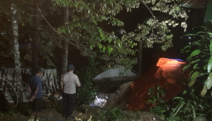 Polisi  Datangi TKP Bencana Tanah Longsor di Wilayah Kadupugur