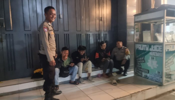 Sambangi Pemuda Nongkrong, Bhabinkamtibmas Polsek Cikijing Sampaikan Pesan Kamtibmas