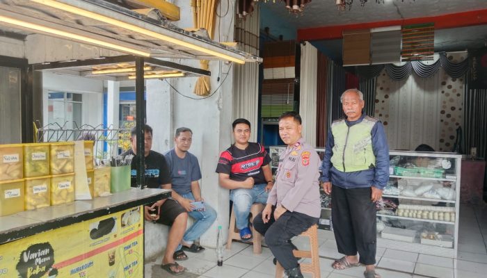 Jalin Kedekatan, Aiptu Eman Subagja Sambangi Warga Desa Sukamukti