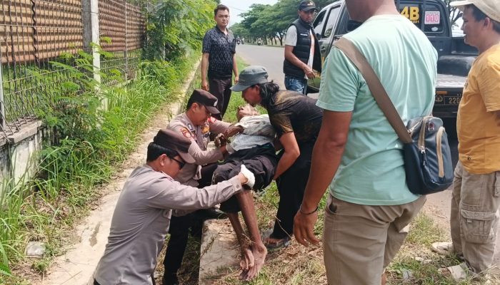 Diduga Kelelahan Seorang Kakek Tergelatak di Selokan Terselamatkan Nyawanya Atas Sigap Personil Polsek Jatiwangi