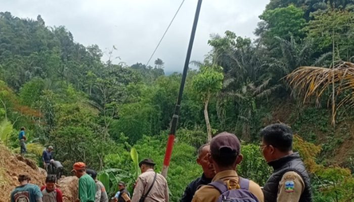 Polsek Bungbulang Bersama Warga Evakuasi Material Longsor