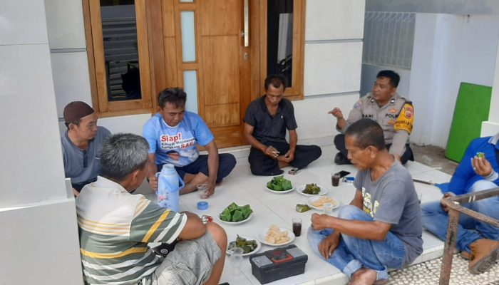 Bhabinkamtibmas Polsek Majalengka Kota Gelar Ngopi Bareng Warga di Cicurug, Sampaikan Imbauan Kamtibmas Saat Musim Penghujan