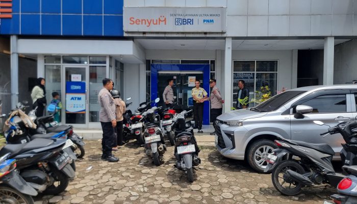 Sambangi Objek Vital Perbankan, Personil Polsek Cikijing Imbau Security Tingkatkan Kewaspadaan