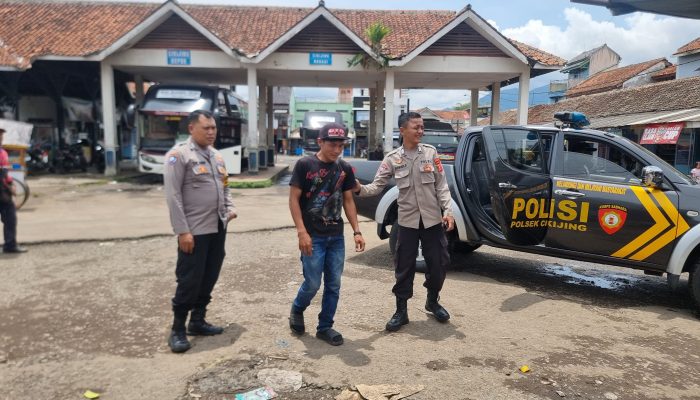 Patroli Siang, Personil Polsek Cikijing Sambangi Warga di Area Terminal