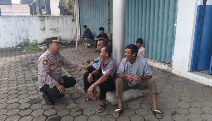 Patroli Panit I Samapta Polsek Jatiwangi Ngobrol bareng Bersama Warga Ajak Warga Bersama Jaga Keamanan Desa