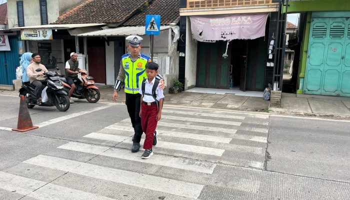 Satlantas Polsek Cikijing Rutin Lakukan Pengaturan Lalu Lintas Pagi Hari