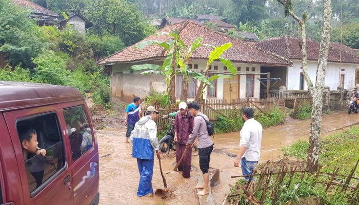 Polsek Samarang Bersama Warga Bersihkan Rumah Terdampak Banjir Di Desa Parakan