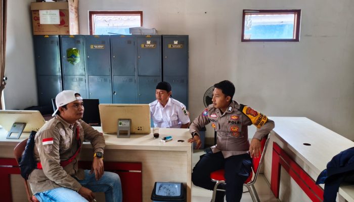 Bhabinkamtibmas Polsek Cikijing Koordinasikan Harkamtibmas Dengan Perangkat Desa Cidulang