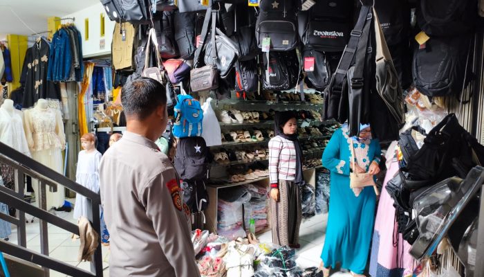 Ciptakan Sitkamtibmas Kondusif, Personil Polsek Cikijing Laksanakan Patroli di Pasar