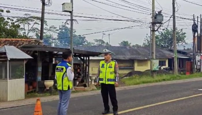 Implementasi Pelayanan Polri, Ps. Panit Lantas Polsek Cikijing Laksanakan Pengaturan Lalin di Jalan Raya Cikijing-Ciamis
