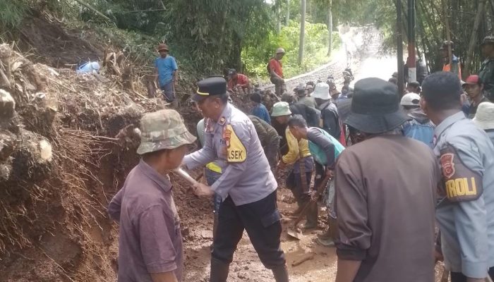 Polsek Sukawening Laksanakan Kerja Bakti Pasca Tanah Longsor di Jembatan Cinangsi