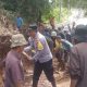 Polsek Sukawening Laksanakan Kerja Bakti Pasca Tanah Longsor di Jembatan Cinangsi