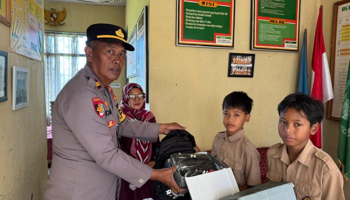 Polsek Sukawening Gelar Bakti Sosial Berikan Bantuan Perlengkapan Sekolah