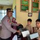 Polsek Sukawening Gelar Bakti Sosial Berikan Bantuan Perlengkapan Sekolah