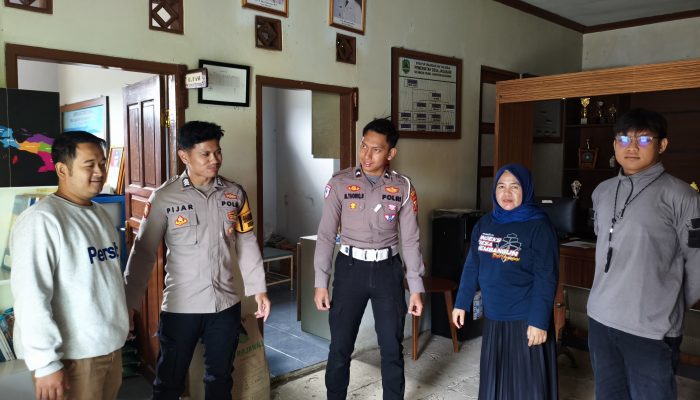 Sambangi Kantor Desa Jagasari, Personil Polsek Cikijing Sampaikan Pesan Kamtibmas Kepada Perangkat Desa