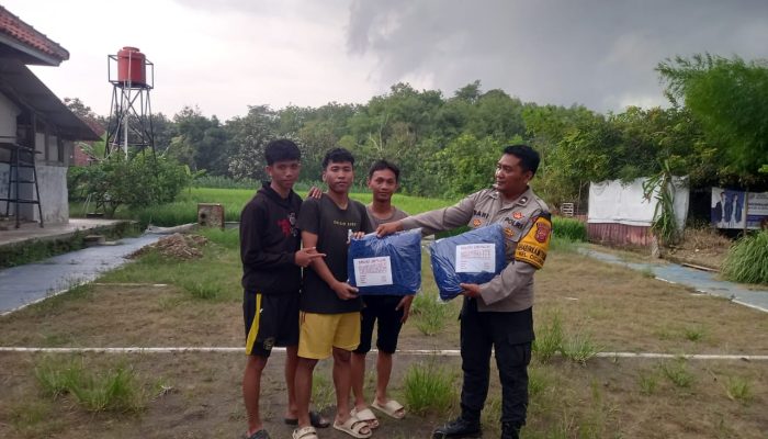 Bhabinkamtibmas Polsek Majalengka Kota Berikan Sarana Kontak Kepada Pemuda di Kelurahan Tarikolot