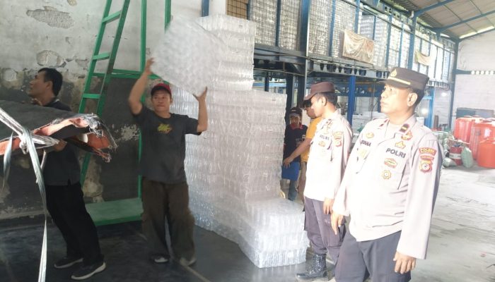 Patroli Dialogis Panit I Samapta Polsek Jatiwangi Sambangi Pabrik Galon, Beri Himbauan Kamtibmas Kepada Karyawan