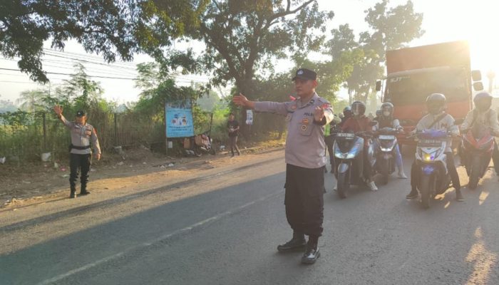Anggota Polsek Kasokandel Laksanakan Gatur Lalin di Jalur Cirebon–Bandung, Wujudkan Kamseltibcar Lantas