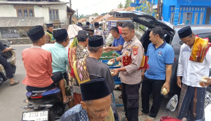 Jumat Penuh Berkah, Bhabinkamtibmas Gunungkuning Bagikan Makanan Usai Salat Jumat