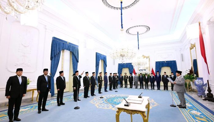 Presiden Prabowo Subianto melantik keanggotaan Komisi Percepatan Reformasi Kepolisian Negara Republik Indonesia (Polri) di Istana Merdeka, Jakarta, pada Jumat, 7 November 2025.  