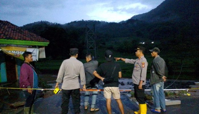 Polsek Singajaya Cek Tkp Jembatan Gantung Cimanisan Yang Ambruk