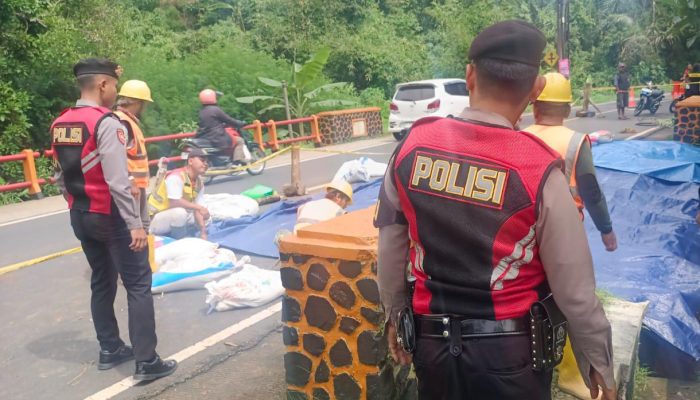 Polisi  Gerak Cepat Tangani Longsor di Jembatan Cikaleho, Wujudkan Respons Cepat dan Kepedulian terhadap Keselamatan Masyarakat