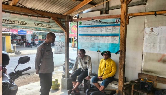 Bhabinkamtibmas Desa Sukahaji Jalin Silaturahmi dan Sampaikan Pesan Kamtibmas Kepada Warga