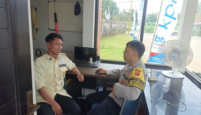 Sambangi Warga dengan Humanis, Bhabinkamtibmas Desa Karayunan Sampaikan Pesan Kamtibmas