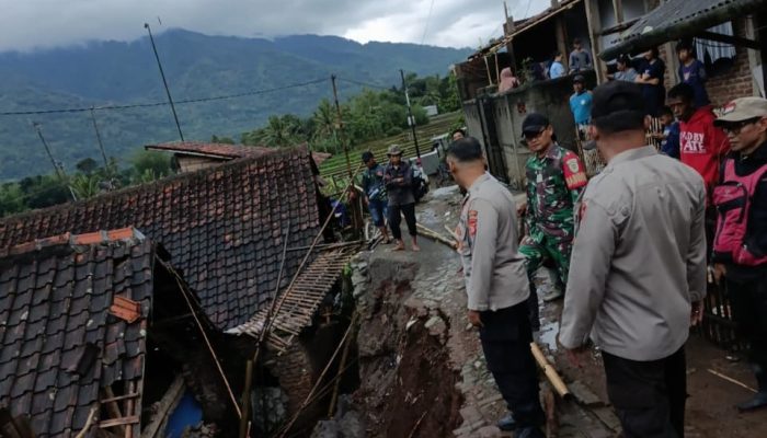 Polsek Cibatu Polres Garut Cek TKP Tanah Longsor yang Menimpa Rumah Warga