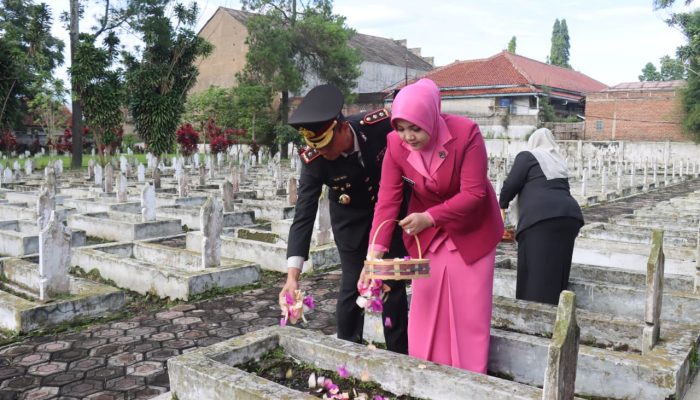 Peringati Hari Pahlawan 2025, Kapolres Garut Bersama Forkopimda Ikuti Upacara Ziarah Nasional di TMP Tenjolaya