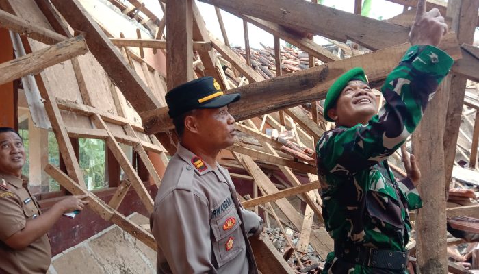 Polsek Cibalong Cek TKP Robohnya Atap Sekolah SDN 1 Najaten