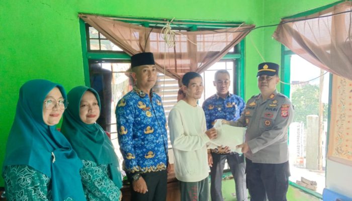 Kapolsek Bayongbong Bersama Forkopimcam Salurkan Bantuan untuk Warga Korban Rumah Roboh Akibat Hujan Deras